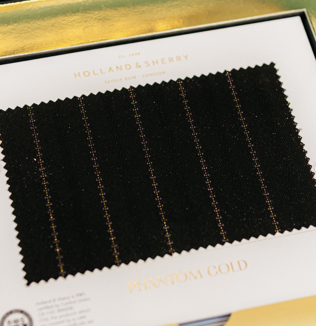Phantom Gold — Schwarz mit Goldnadelstreifen